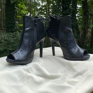 Black leather peep-toe heels booties, size 7